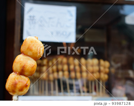 お団子　おいしそうな　黄金団子　川越の小江戸名物　人気の食べ物素材　 93987128