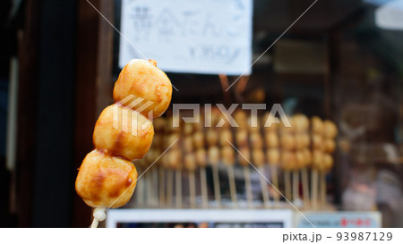 お団子　おいしそうな　黄金団子　川越の小江戸名物　人気の食べ物素材　 93987129