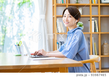 テレワークのミドルの女性 テレワークのミドルの女性 93987465