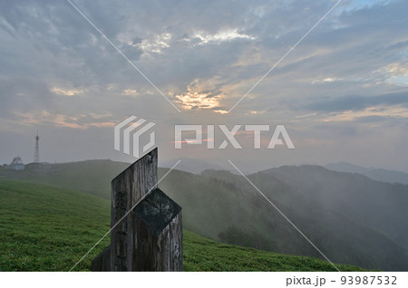 四国徳島県の百名山「剣山」の夏風景 四国徳島県の百名山「剣山」の夏風景 93987532