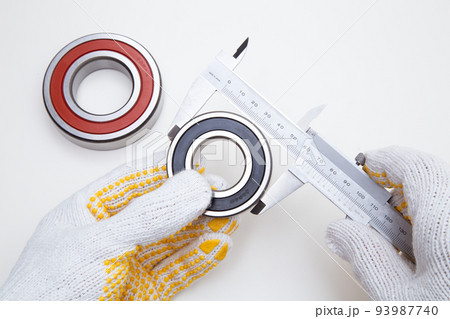 ベアリング（軸受）の外径の測定作業 93987740