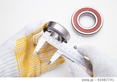 ベアリング（軸受）の内径の測定作業 93987741