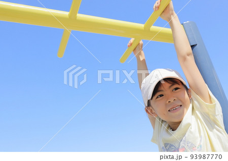雲梯で遊ぶ女子小学生 (7歳) 93987770