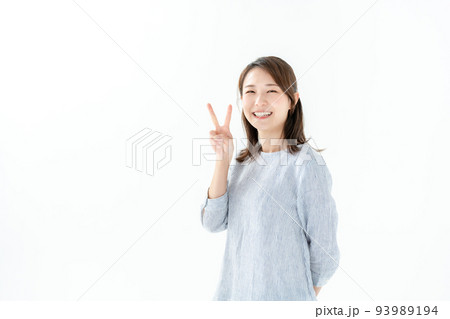 ピースする女性 93989194