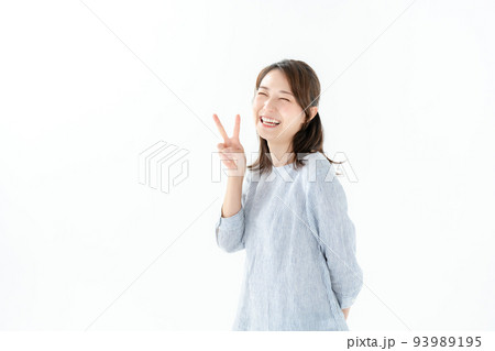 ピースする女性 93989195
