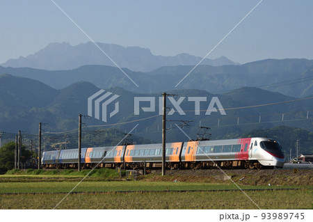 石鎚山をバックに走る8000系特急いしづち 石鎚山をバックに走る8000系特急いしづち 93989745