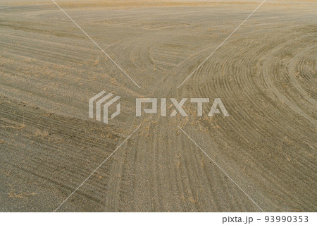 綺麗に均されたグラウンド 93990353