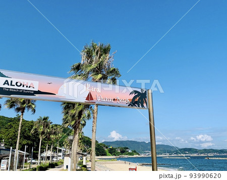 ビーチの看板と砂浜と青空［宮崎海水浴場/愛知県西尾市吉良ワイキキビーチ］ 93990620