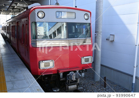 名鉄・南安城駅のプラットホームと電車 93990647