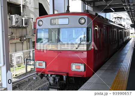 名鉄・南安城駅のプラットホームと電車 93990657