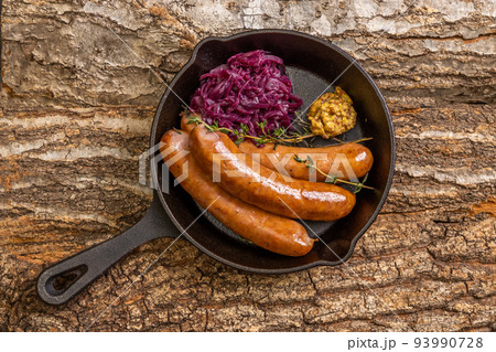 ソーセージとザワークラウト　 sausage and sauerkraut 93990728