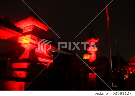 夏祭りの夜赤い灯篭の灯り 93991127