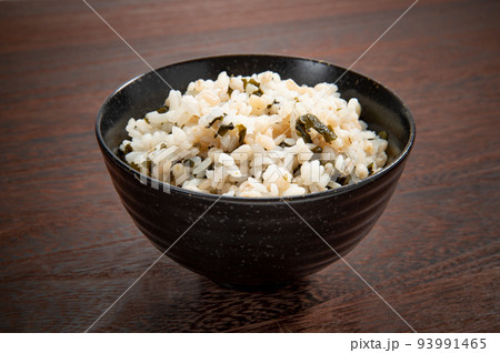 和食、ワカメの炊き込みごはん 和食、ワカメの炊き込みごはん 93991465