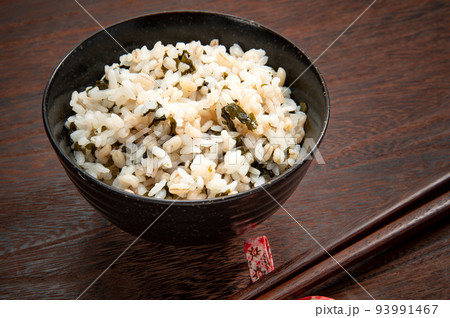 和食、ワカメの炊き込みごはん 93991467