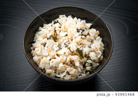 和食、ワカメの炊き込みごはん 93991468