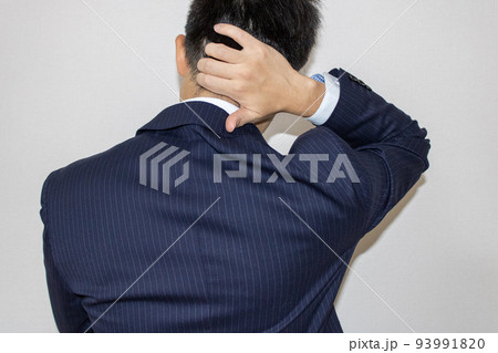 首こりを悩むサラリーマン 93991820