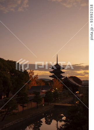 京都東寺 五重塔と朝焼け 京都観光スポット 京都東寺 五重塔と朝焼け 京都観光スポット 93992338