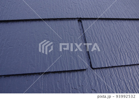 スレート瓦　戸建て住宅の塗装　屋根塗装　現場　足場の組まれた家　塗装工事　足場　住宅工事の様子　養生 93992532