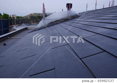 スレート瓦　戸建て住宅の塗装　屋根塗装　現場　足場の組まれた家　塗装工事　足場　住宅工事の様子　養生 93992537