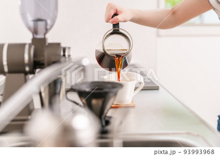 コーヒーを注ぐ手 コーヒーを注ぐ手 93993968