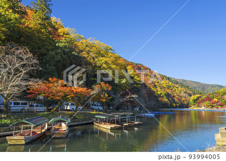 秋の嵐山 遊覧船乗りばの屋形船 秋の嵐山 遊覧船乗りばの屋形船 93994005