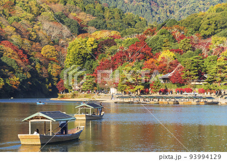 嵐山の紅葉と保津川の屋形船 93994129