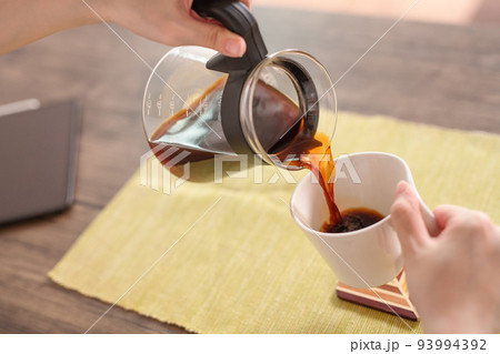 マグカップにコーヒーを注ぐ手 マグカップにコーヒーを注ぐ手 93994392