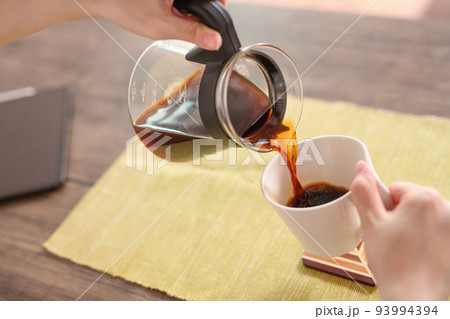 マグカップにコーヒーを注ぐ手 マグカップにコーヒーを注ぐ手 93994394