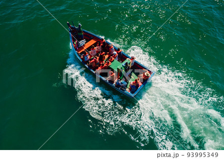 January 20, 2022. Florianopolis, Brazil. Touristic boats near Ponta das Campanhas with group of people going to Campeche island. Aerial view. January 20, 2022. Florianopolis, Brazil. Touristic boats near Ponta das Campanhas with group of people going to Campeche island. Aerial view. 93995349