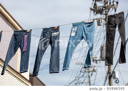 児島ジーンズストリートの吊るしているジーンズを撮影 児島ジーンズストリートの吊るしているジーンズを撮影 93996595
