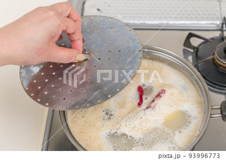 【筍のあく抜き　煮こぼれないように落し蓋をして茹でる】 93996773