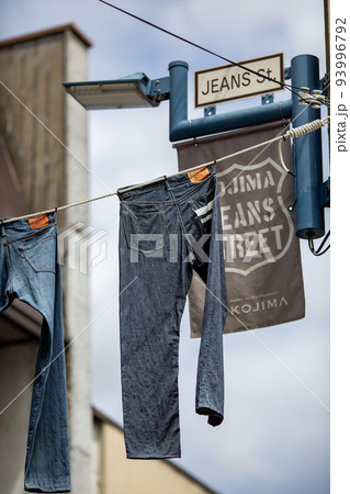児島ジーンズストリートの吊るしているジーンズを撮影 児島ジーンズストリートの吊るしているジーンズを撮影 93996792