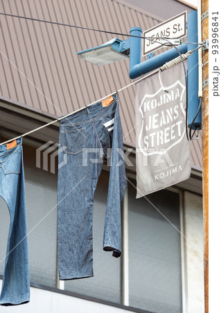 児島ジーンズストリートの吊るしているジーンズを撮影 児島ジーンズストリートの吊るしているジーンズを撮影 93996841