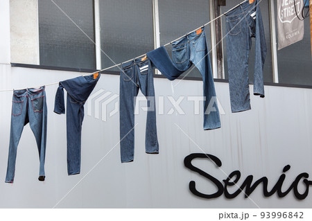 児島ジーンズストリートの吊るしているジーンズを撮影 93996842