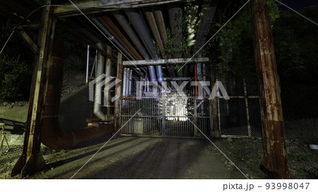 ENEOS和歌山製油所の工場夜景、作業用入口の近接夜景 ENEOS和歌山製油所の工場夜景、作業用入口の近接夜景 93998047