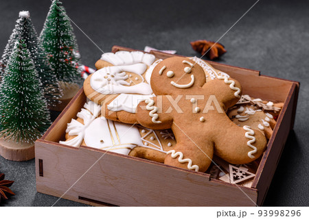 Delicious gingerbread cookies with honey, ginger and cinnamon 93998296