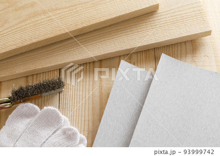 DIYの道具 木材と紙やすり DIYの道具 木材と紙やすり 93999742