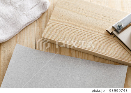 DIYの道具　木材と紙やすり 93999743