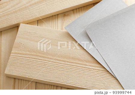 DIYの道具 木材と紙やすり DIYの道具 木材と紙やすり 93999744