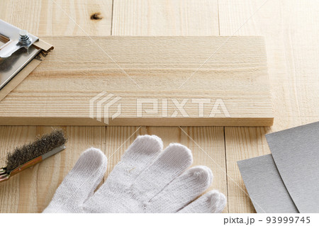 DIYの道具 木材と紙やすり DIYの道具 木材と紙やすり 93999745