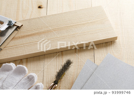 DIYの道具 木材と紙やすり DIYの道具 木材と紙やすり 93999746
