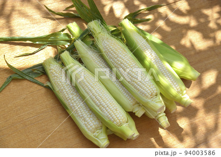新鮮なトウモロコシ 94003586