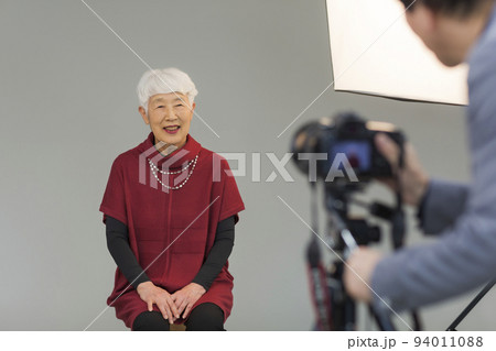 シニア女性 写真撮影 94011088
