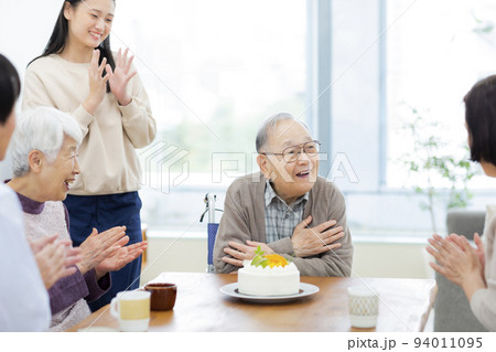 祖父を祝う三世代家族 孫 94011095