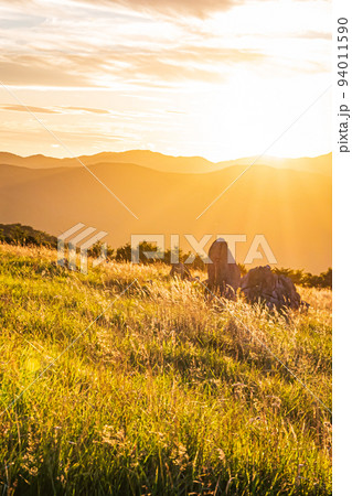 夕焼けの四国カルスト台地の風景 94011590