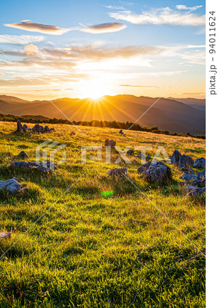 夕焼けの四国カルスト台地の風景 夕焼けの四国カルスト台地の風景 94011624
