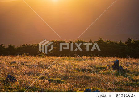 夕焼けの四国カルスト台地の風景 夕焼けの四国カルスト台地の風景 94011627