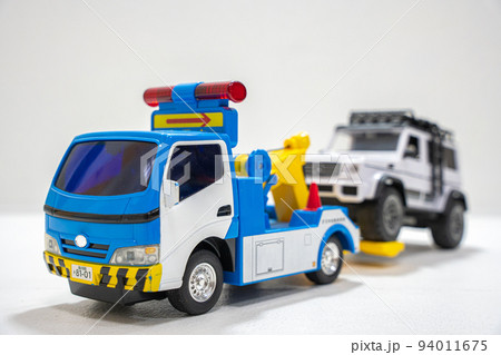 レッカー車とレッカーされるSUV車 レッカー車とレッカーされるSUV車 94011675
