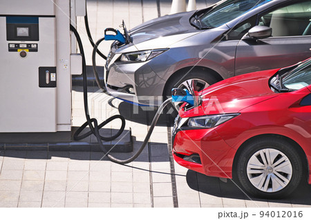 充電中の電気自動車 94012016