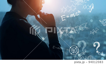 考える科学者イメージ　発想　アイデア 94012083